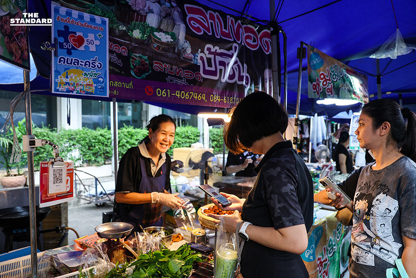 ‘คนละครึ่งพลัส’ วันแรกคึกคัก ประชาชนแห่ใช้สิทธิ พ่อค้าแม่ค้าชี้ช่วยดันยอดสินค้าแพง 6