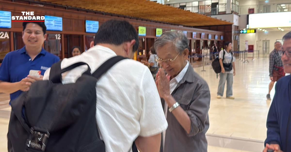 สุชัชวีร์พบ ชวน โดยบังเอิญที่สนามบิน ตรัง ระหว่างเดินทางกลับ กรุงเทพฯ หลังร่วมเทศกาลกินเจ