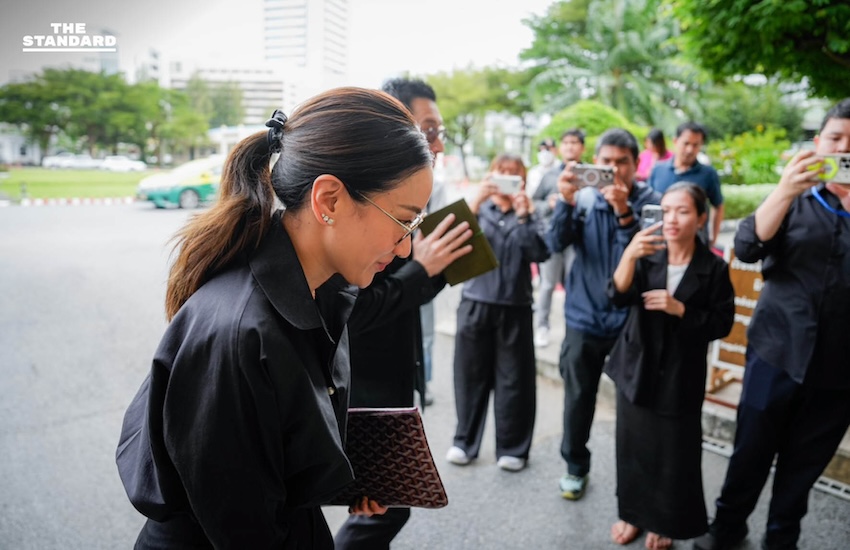 เอม พินทองทา พร้อมสามี เข้าเยี่ยม ทักษิณ ที่ คลองเปรม เผยอดีตนายกฯ ปรับตัวได้ดี-ส่งกำลังใจให้ลูก 1