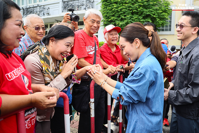  พินทองทา ชินวัตร (เอม) พร้อมครอบครัวเดินทางเข้าเรือนจำ