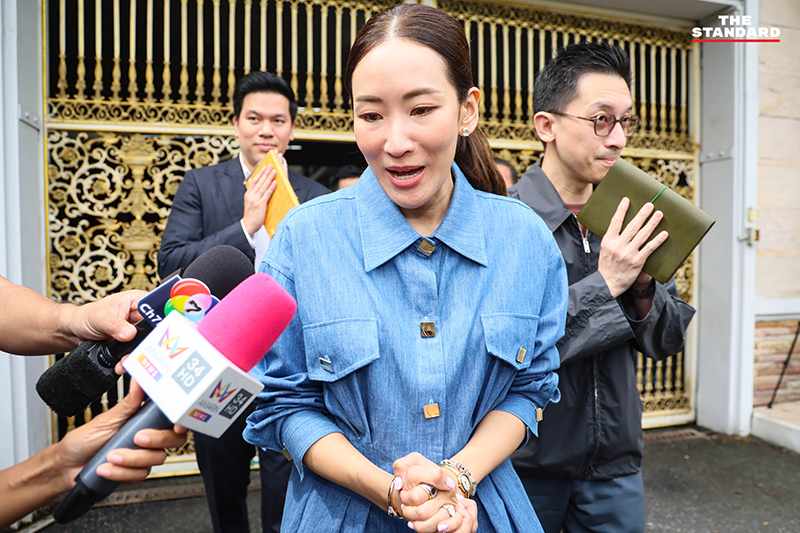  พินทองทา ชินวัตร (เอม) พร้อมครอบครัวเดินทางเข้าเรือนจำ