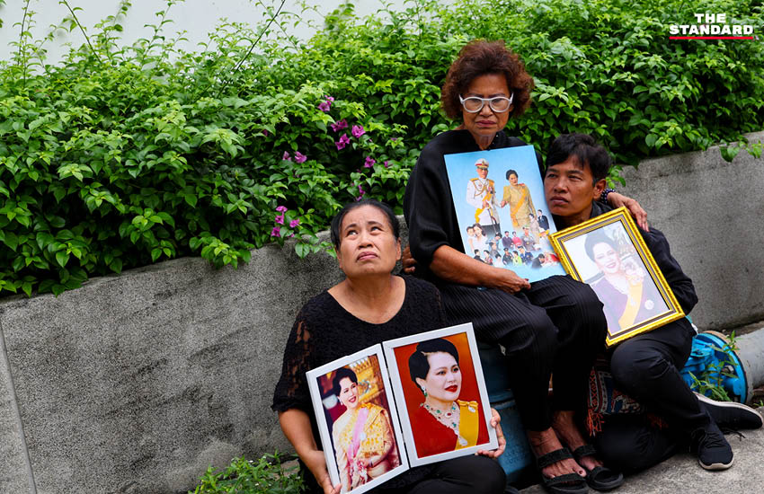 “วันนี้พระองค์ได้พักอย่างสงบแล้ว” ประชาชนหลั่งน้ำตา อาลัยสมเด็จพระพันปีหลวง หน้า รพ.จุฬาฯ ต่อเนื่อง 10