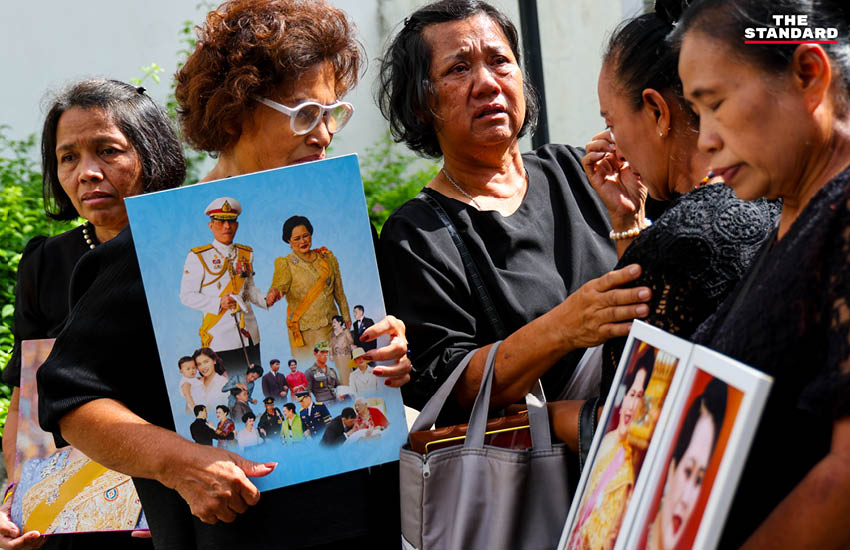 “วันนี้พระองค์ได้พักอย่างสงบแล้ว” ประชาชนหลั่งน้ำตา อาลัยสมเด็จพระพันปีหลวง หน้า รพ.จุฬาฯ ต่อเนื่อง 2
