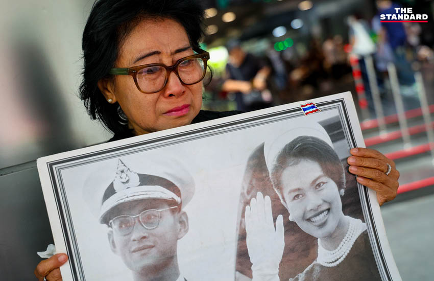 “วันนี้พระองค์ได้พักอย่างสงบแล้ว” ประชาชนหลั่งน้ำตา อาลัยสมเด็จพระพันปีหลวง หน้า รพ.จุฬาฯ ต่อเนื่อง 4