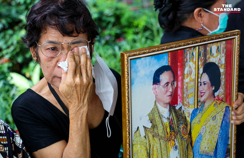 “วันนี้พระองค์ได้พักอย่างสงบแล้ว” ประชาชนหลั่งน้ำตา อาลัยสมเด็จพระพันปีหลวง หน้า รพ.จุฬาฯ ต่อเนื่อง 5