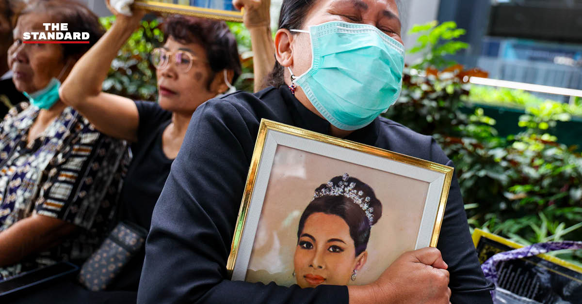 “วันนี้พระองค์ได้พักอย่างสงบแล้ว” ประชาชนหลั่งน้ำตา อาลัยสมเด็จพระพันปีหลวง หน้า รพ.จุฬาฯ ต่อเนื่อง