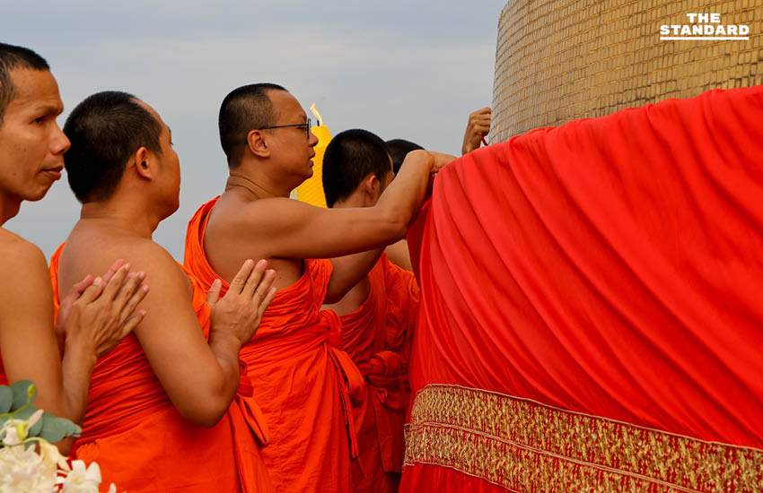 วัดสระเกศจัดพิธีอัญเชิญผ้าแดงขึ้นห่มองค์พระเจดีย์ภูเขาทอง พร้อมงดกิจกรรมบันเทิง อาลัยสมเด็จพระพันปีหลวง 1