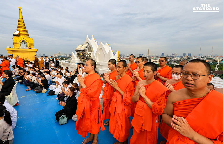 วัดสระเกศจัดพิธีอัญเชิญผ้าแดงขึ้นห่มองค์พระเจดีย์ภูเขาทอง พร้อมงดกิจกรรมบันเทิง อาลัยสมเด็จพระพันปีหลวง 10