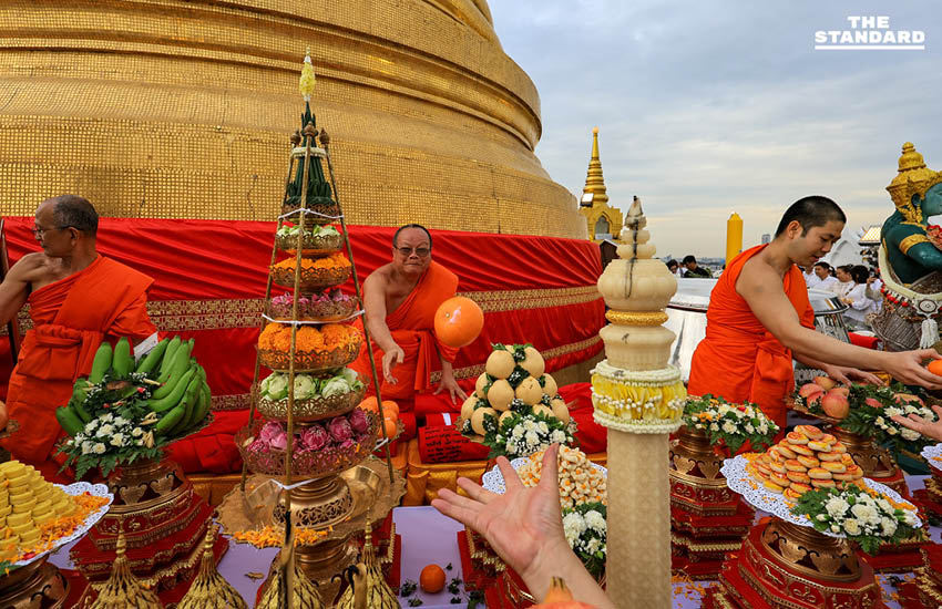 วัดสระเกศจัดพิธีอัญเชิญผ้าแดงขึ้นห่มองค์พระเจดีย์ภูเขาทอง พร้อมงดกิจกรรมบันเทิง อาลัยสมเด็จพระพันปีหลวง 13