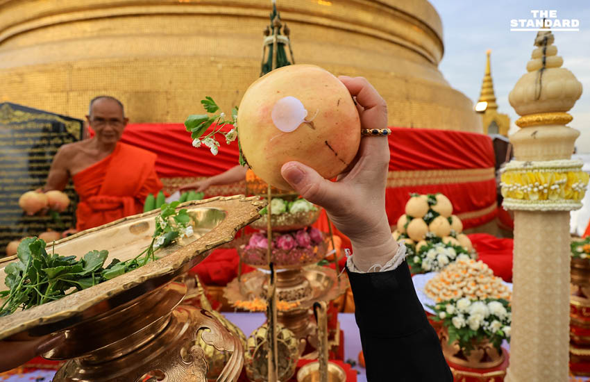 วัดสระเกศจัดพิธีอัญเชิญผ้าแดงขึ้นห่มองค์พระเจดีย์ภูเขาทอง พร้อมงดกิจกรรมบันเทิง อาลัยสมเด็จพระพันปีหลวง 15