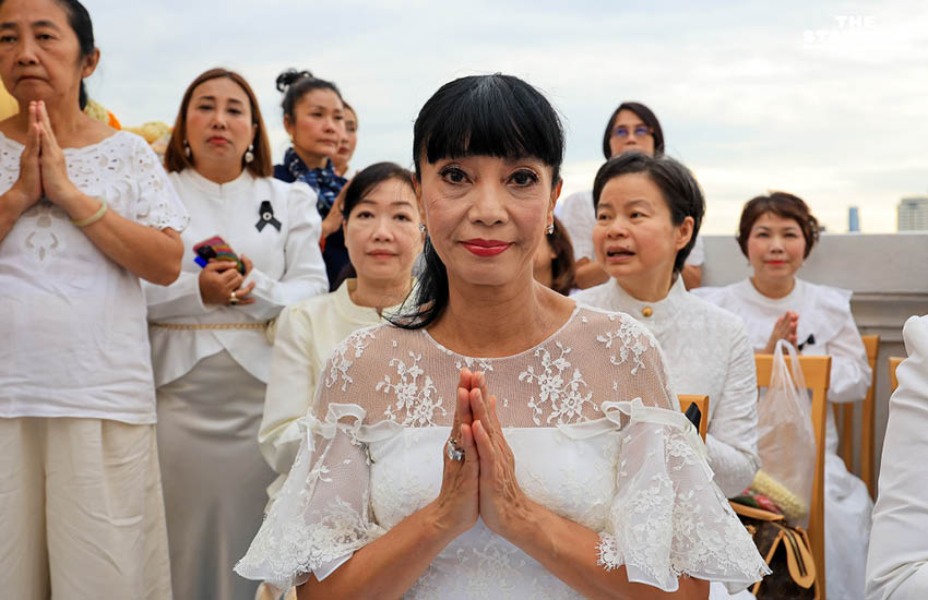 วัดสระเกศจัดพิธีอัญเชิญผ้าแดงขึ้นห่มองค์พระเจดีย์ภูเขาทอง พร้อมงดกิจกรรมบันเทิง อาลัยสมเด็จพระพันปีหลวง 6