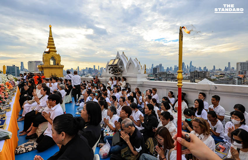 วัดสระเกศจัดพิธีอัญเชิญผ้าแดงขึ้นห่มองค์พระเจดีย์ภูเขาทอง พร้อมงดกิจกรรมบันเทิง อาลัยสมเด็จพระพันปีหลวง 8