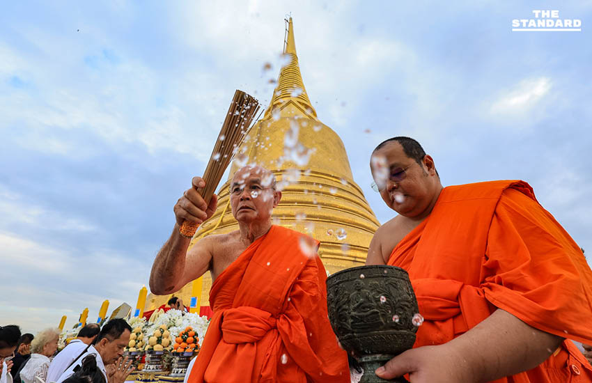 วัดสระเกศจัดพิธีอัญเชิญผ้าแดงขึ้นห่มองค์พระเจดีย์ภูเขาทอง พร้อมงดกิจกรรมบันเทิง อาลัยสมเด็จพระพันปีหลวง 9