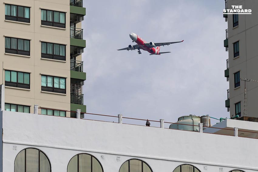 สัมผัสอากาศเย็น ชวนสังเกตเครื่องบินบินผ่านเขตเมือง รับลมหนาว