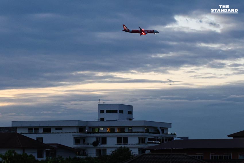 สัมผัสอากาศเย็น ชวนสังเกตเครื่องบินบินผ่านเขตเมือง รับลมหนาว