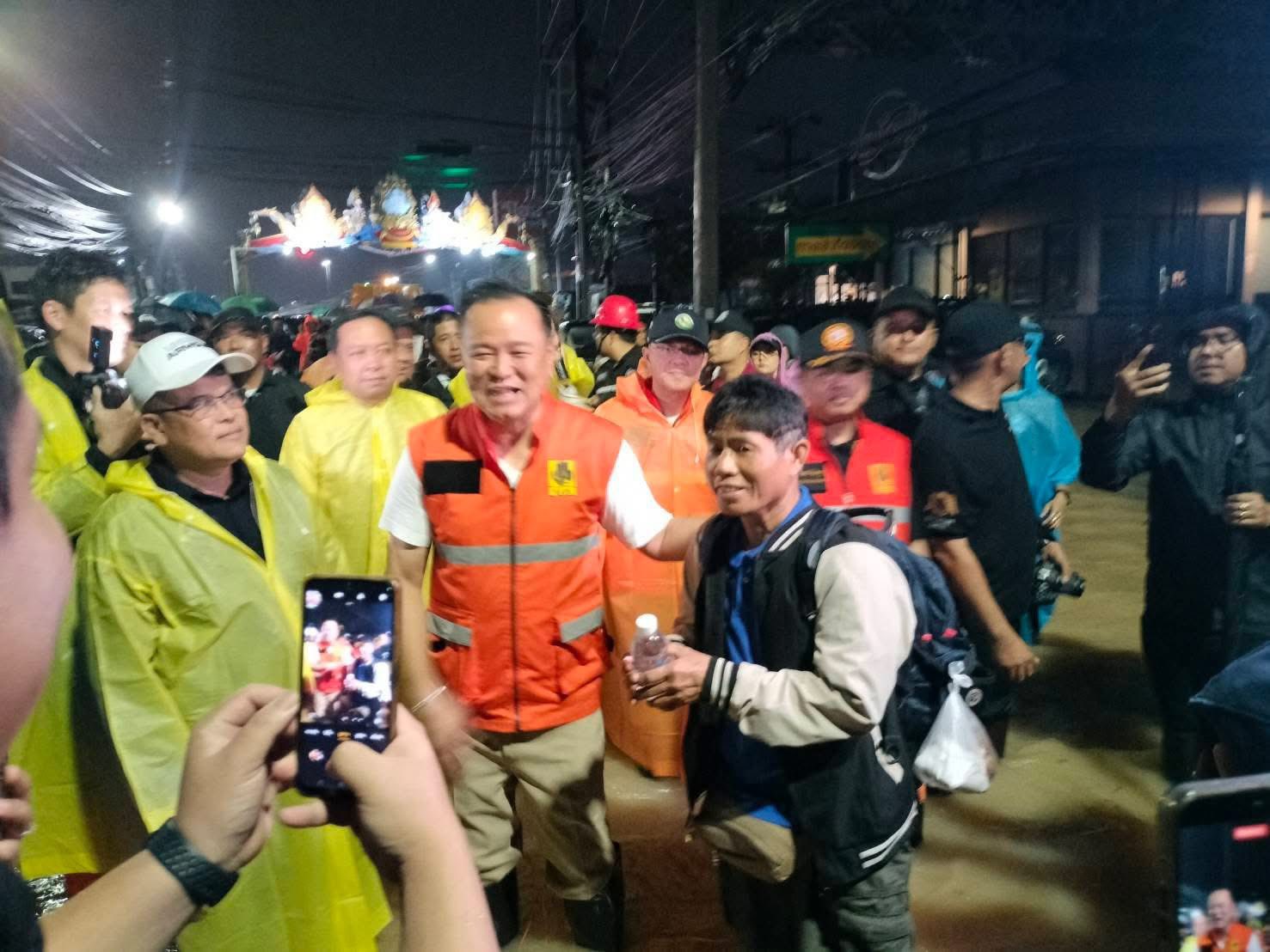 ภาพนายกรัฐมนตรีอนุทิน ชาญวีรกูล ขณะลงพื้นที่ตรวจสถานการณ์น้ำท่วมในเขตเมืองหาดใหญ่