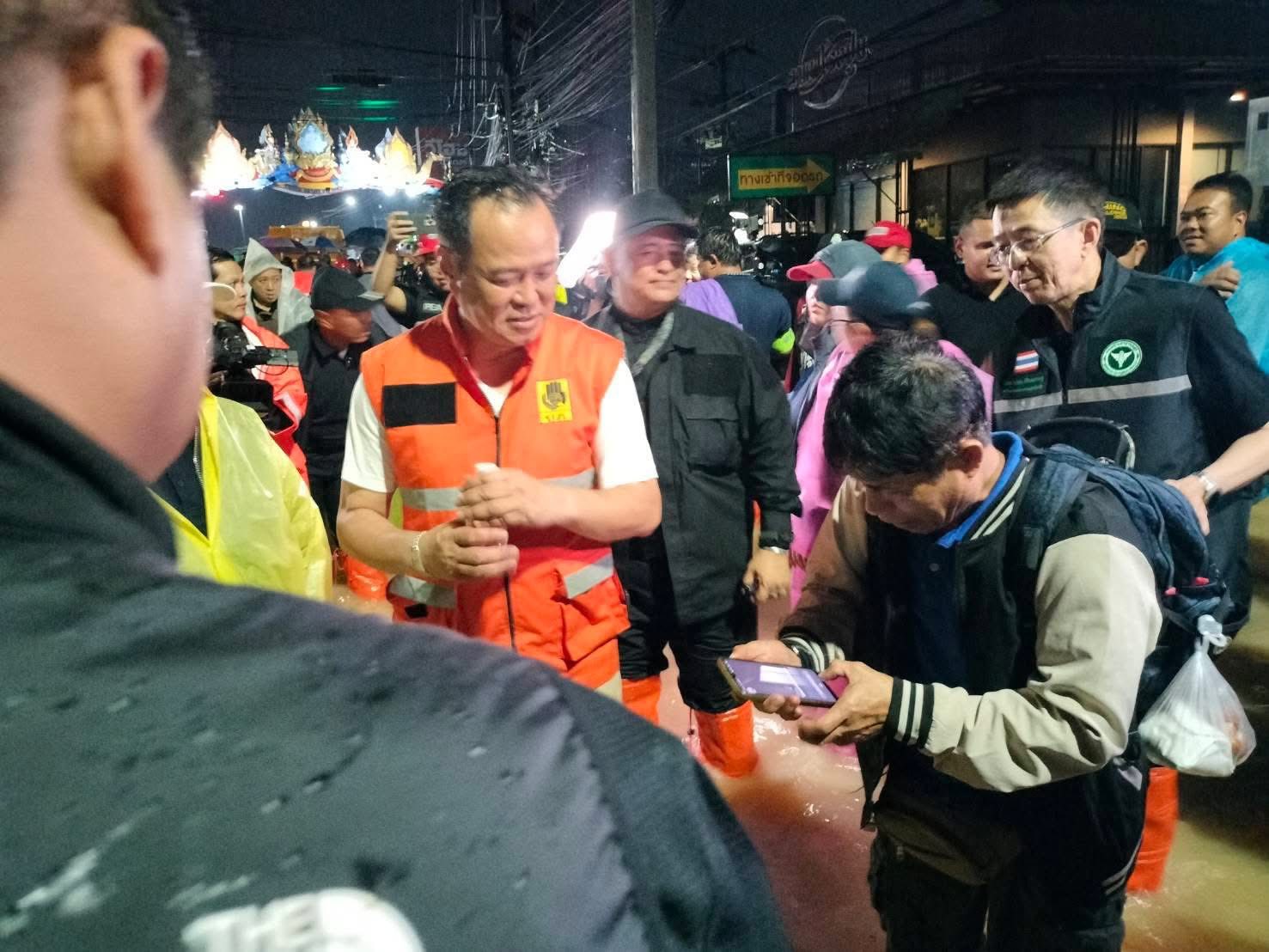 ภาพนายกรัฐมนตรีอนุทิน ชาญวีรกูล ขณะลงพื้นที่ตรวจสถานการณ์น้ำท่วมในเขตเมืองหาดใหญ่