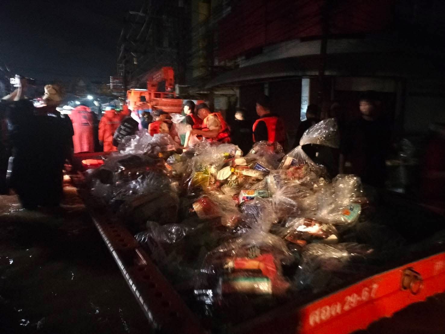 ภาพนายกรัฐมนตรีอนุทิน ชาญวีรกูล ขณะลงพื้นที่ตรวจสถานการณ์น้ำท่วมในเขตเมืองหาดใหญ่