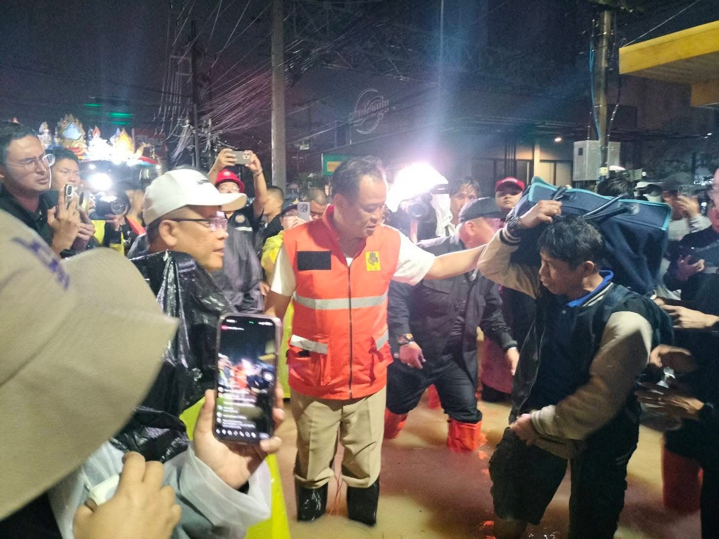 ภาพนายกรัฐมนตรีอนุทิน ชาญวีรกูล ขณะลงพื้นที่ตรวจสถานการณ์น้ำท่วมในเขตเมืองหาดใหญ่