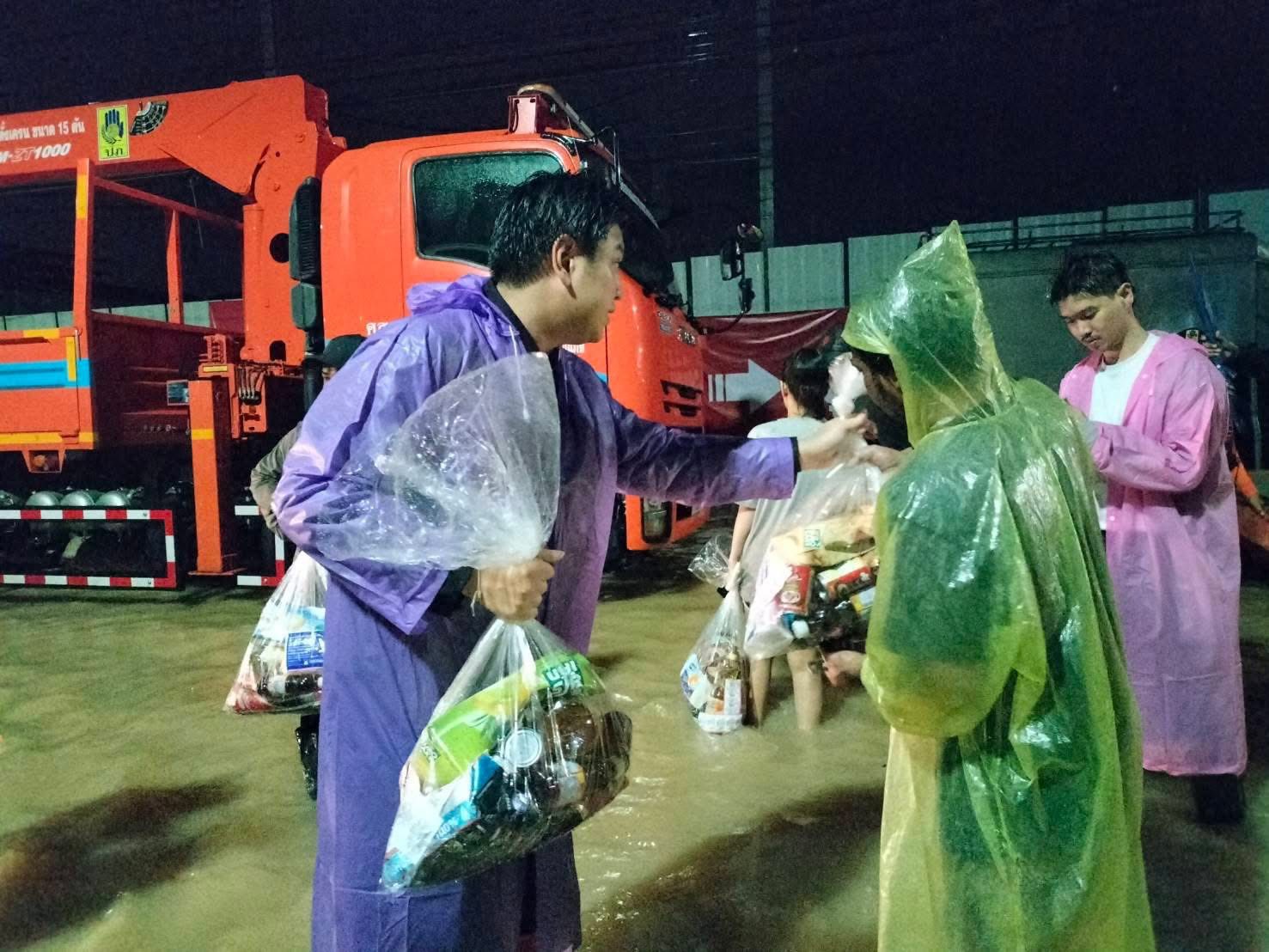 ภาพนายกรัฐมนตรีอนุทิน ชาญวีรกูล ขณะลงพื้นที่ตรวจสถานการณ์น้ำท่วมในเขตเมืองหาดใหญ่