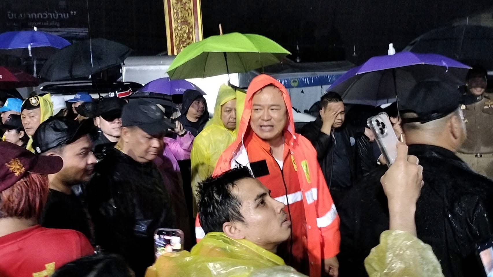 ภาพนายกรัฐมนตรีอนุทิน ชาญวีรกูล ขณะลงพื้นที่ตรวจสถานการณ์น้ำท่วมในเขตเมืองหาดใหญ่