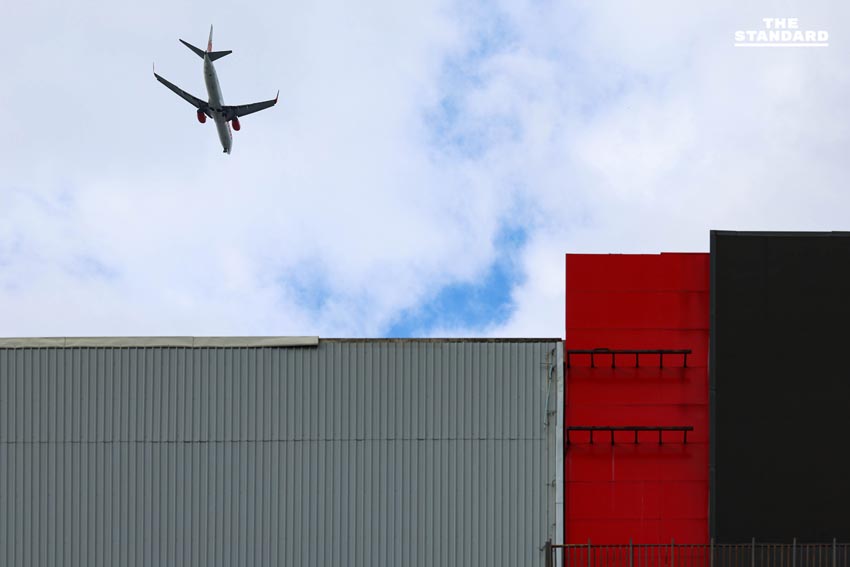 สัมผัสอากาศเย็น ชวนสังเกตเครื่องบินบินผ่านเขตเมือง รับลมหนาว