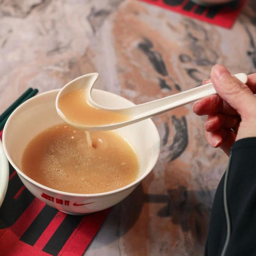 ร้านซุปสไตล์กวางตุ้งแบบ Pop-Up ของ Nike ที่มีโลโก้ซ่อนอยู่