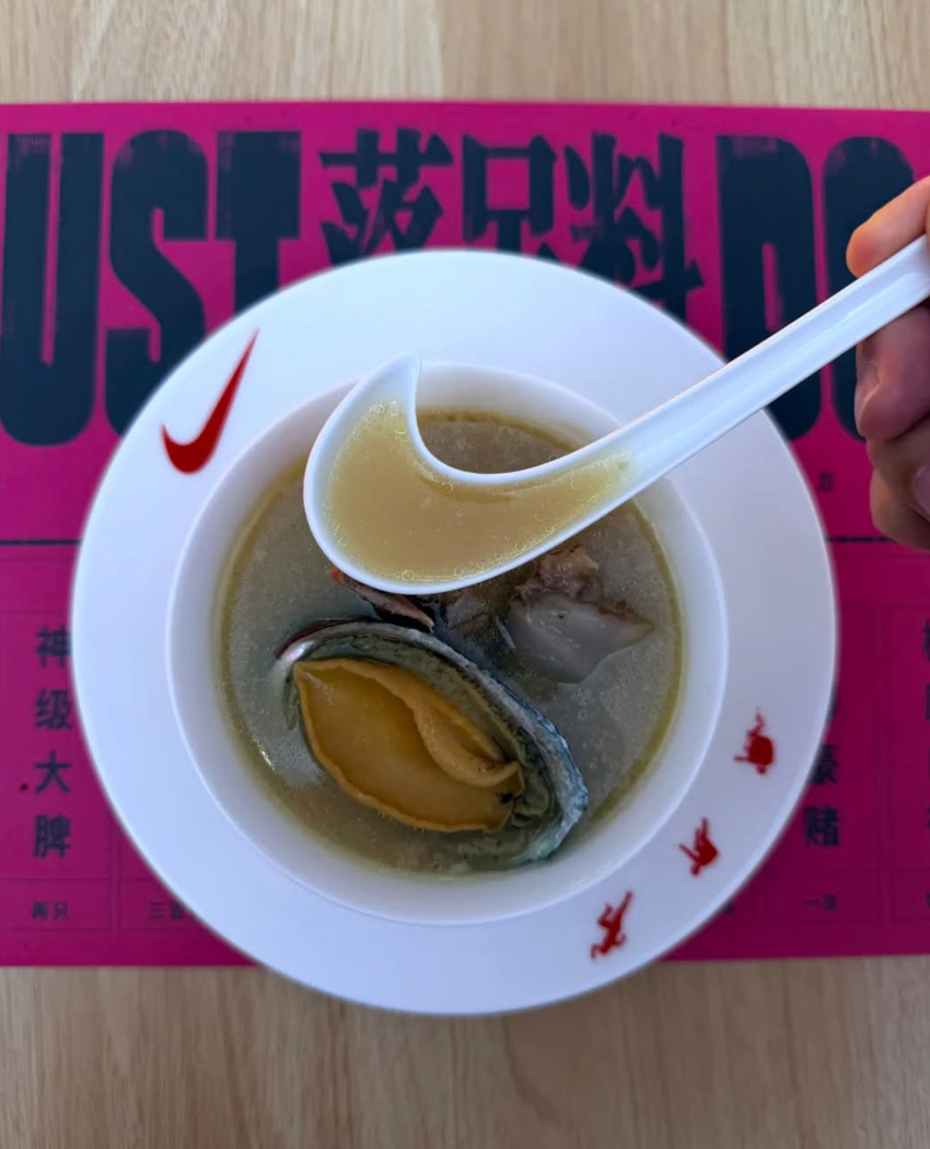 ร้านซุปสไตล์กวางตุ้งแบบ Pop-Up ของ Nike ที่มีโลโก้ซ่อนอยู่
