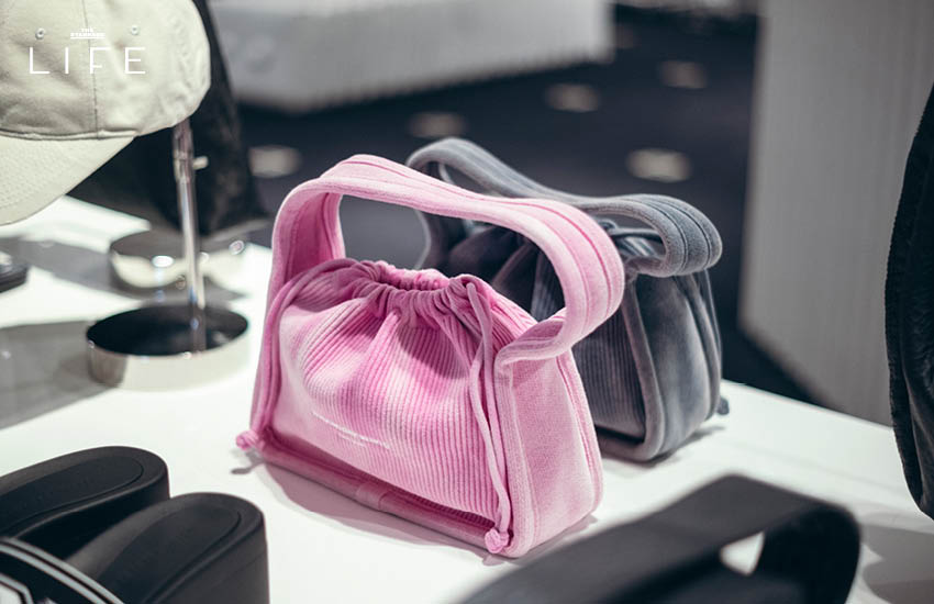 เอมมี่ มรกต ในชุดแฟชั่นที่โดดเด่น