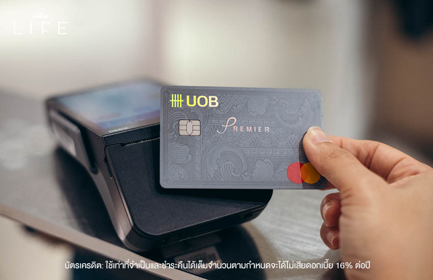 เอมมี่ มรกต ในชุดแฟชั่นที่โดดเด่น