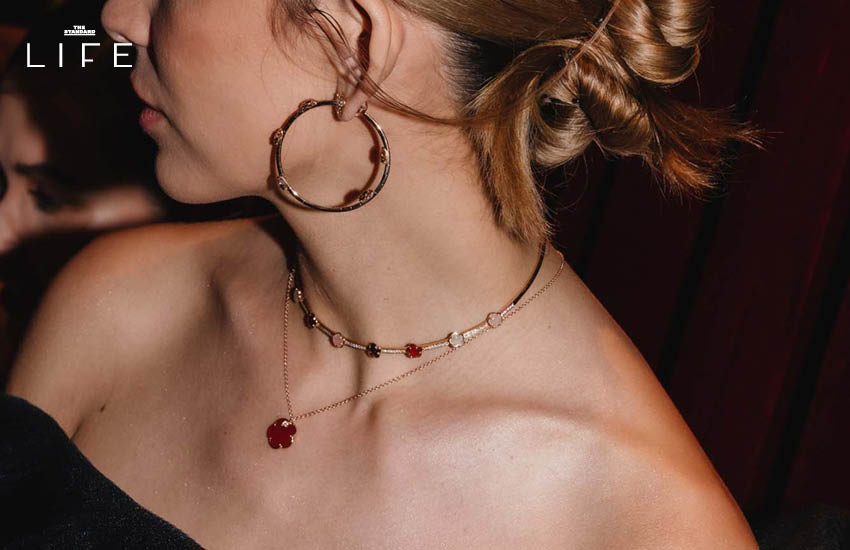 เอมมี่ มรกต ในชุดแฟชั่นที่โดดเด่น