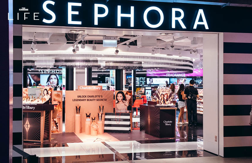 เอมมี่ มรกต ในชุดแฟชั่นที่โดดเด่น