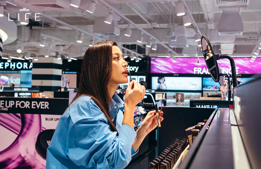 เอมมี่ มรกต ในชุดแฟชั่นที่โดดเด่น