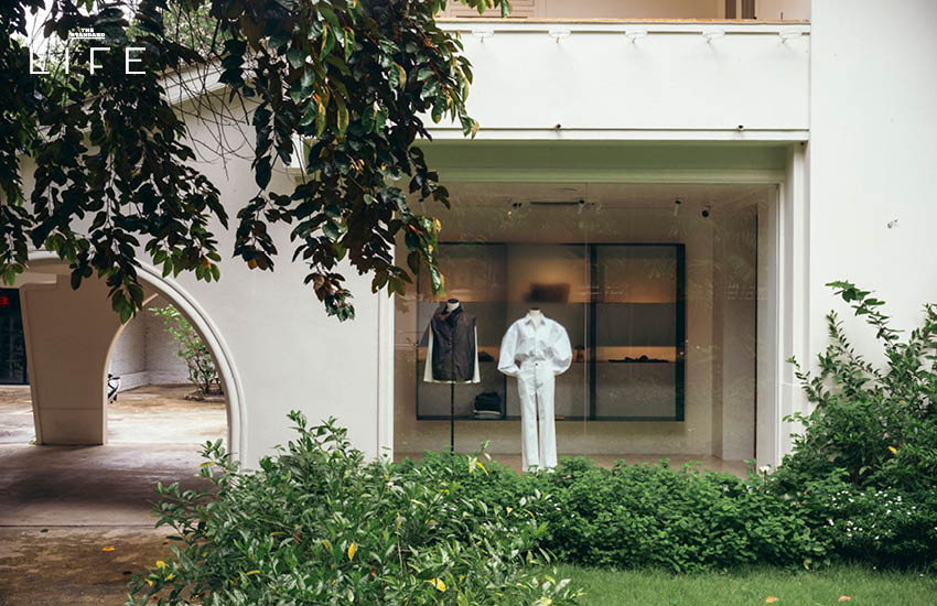 เอมมี่ มรกต ในชุดแฟชั่นที่โดดเด่น