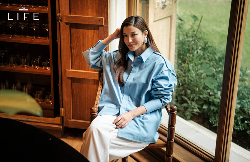 เอมมี่ มรกต ในชุดแฟชั่นที่โดดเด่น