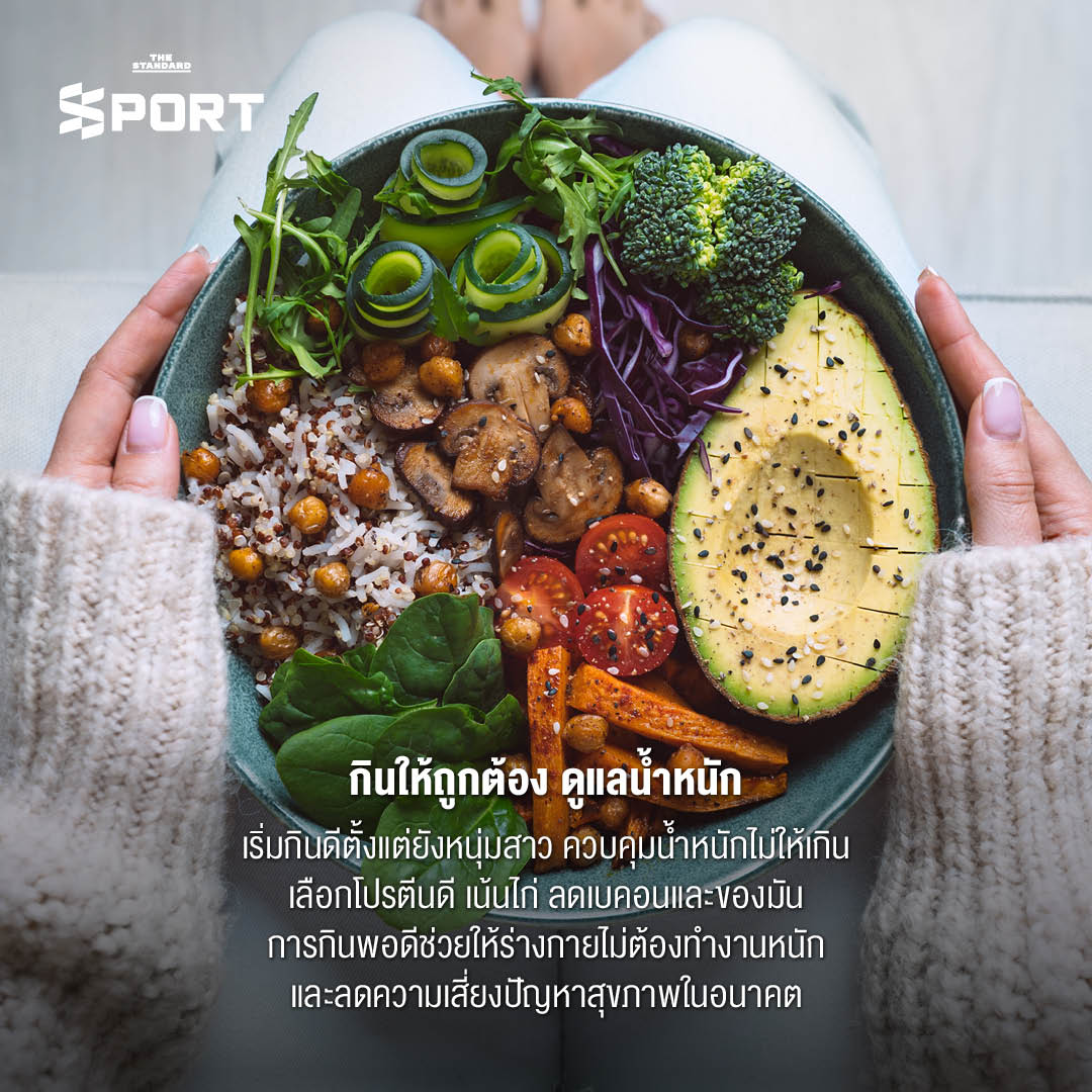 ผู้สูงอายุที่ดูมีความสุขหรือกำลังให้คำแนะนำ