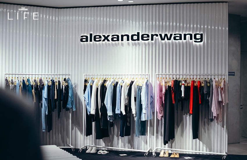 เอมมี่ มรกต ในชุดแฟชั่นที่โดดเด่น