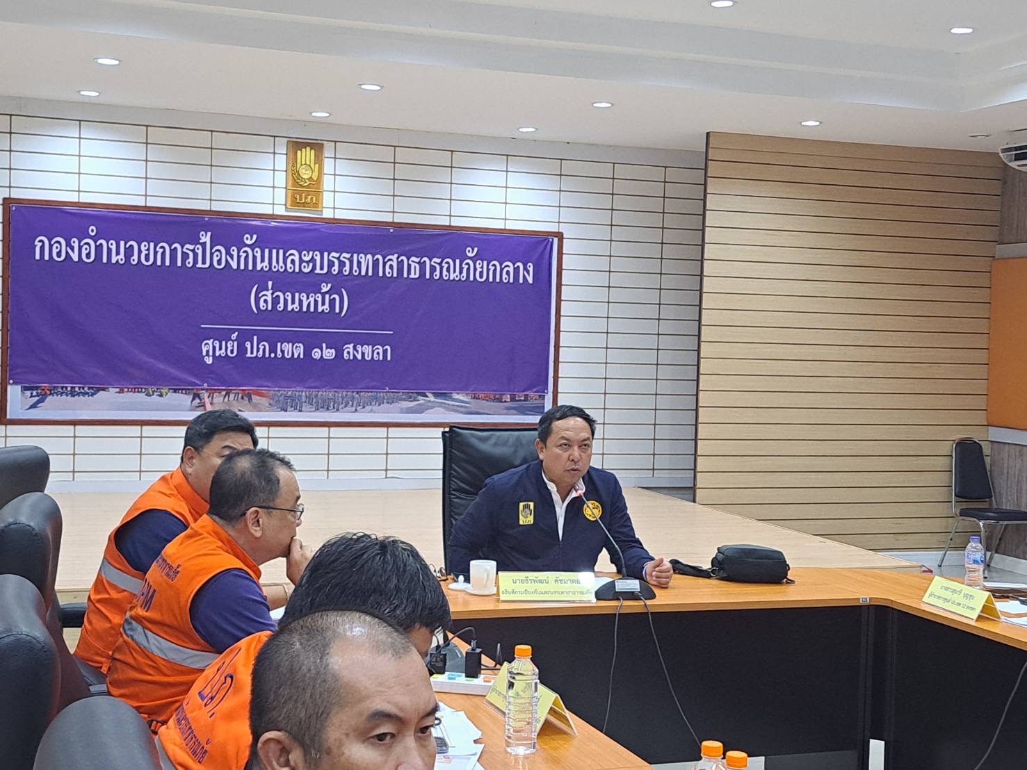 อธิบดี ปภ. นำทีมลงใต้ ตั้งกองอำนวยการฯ ส่วนหน้า สั่งระดมรถ เรือ กว่า 500 รายการ พร้อมเฮลิคอปเตอร์ KA-32 ผนึกกำลังช่วยน้ำท่วมใต้ 