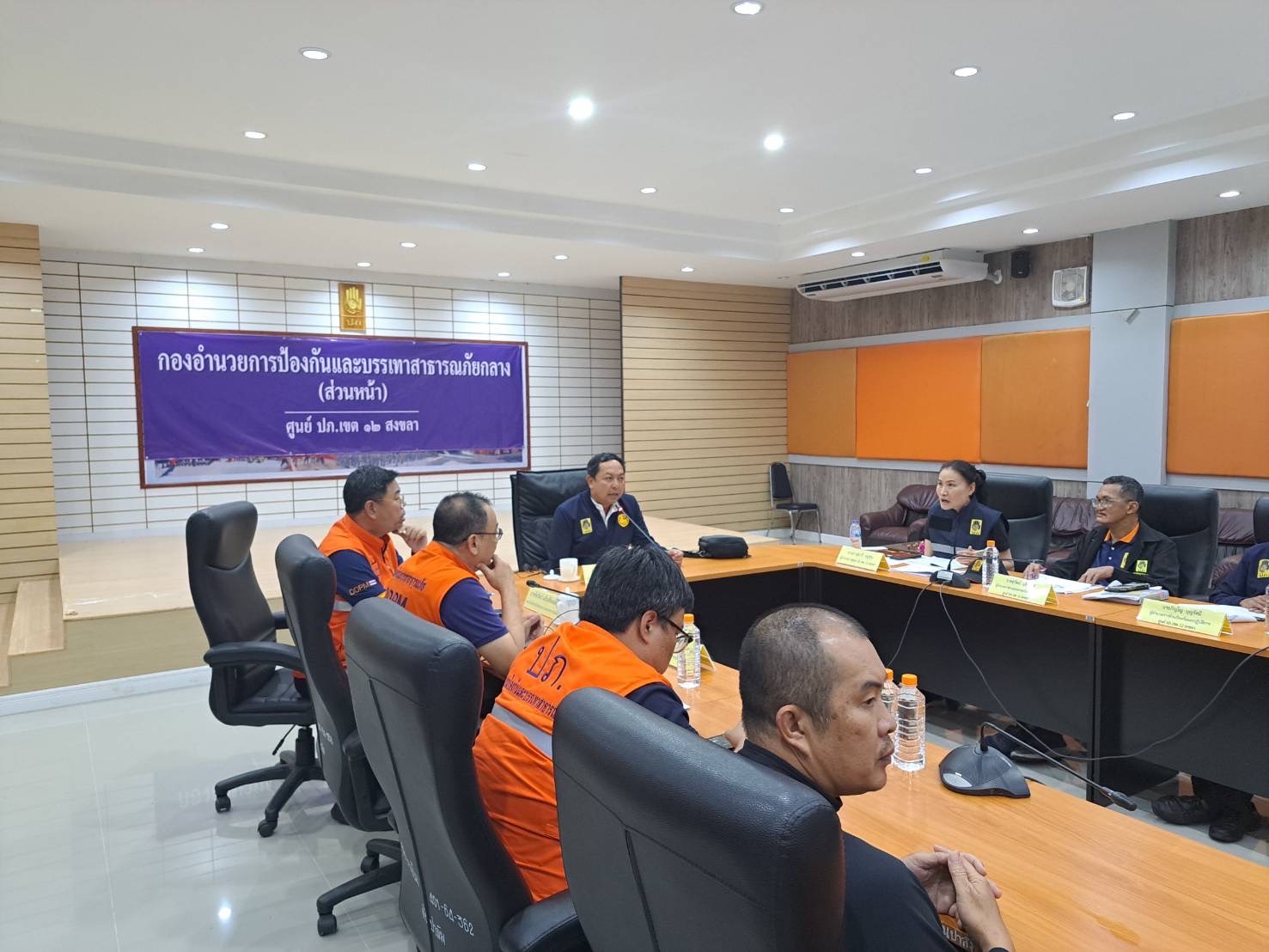 อธิบดี ปภ. นำทีมลงใต้ ตั้งกองอำนวยการฯ ส่วนหน้า สั่งระดมรถ เรือ กว่า 500 รายการ พร้อมเฮลิคอปเตอร์ KA-32 ผนึกกำลังช่วยน้ำท่วมใต้ 