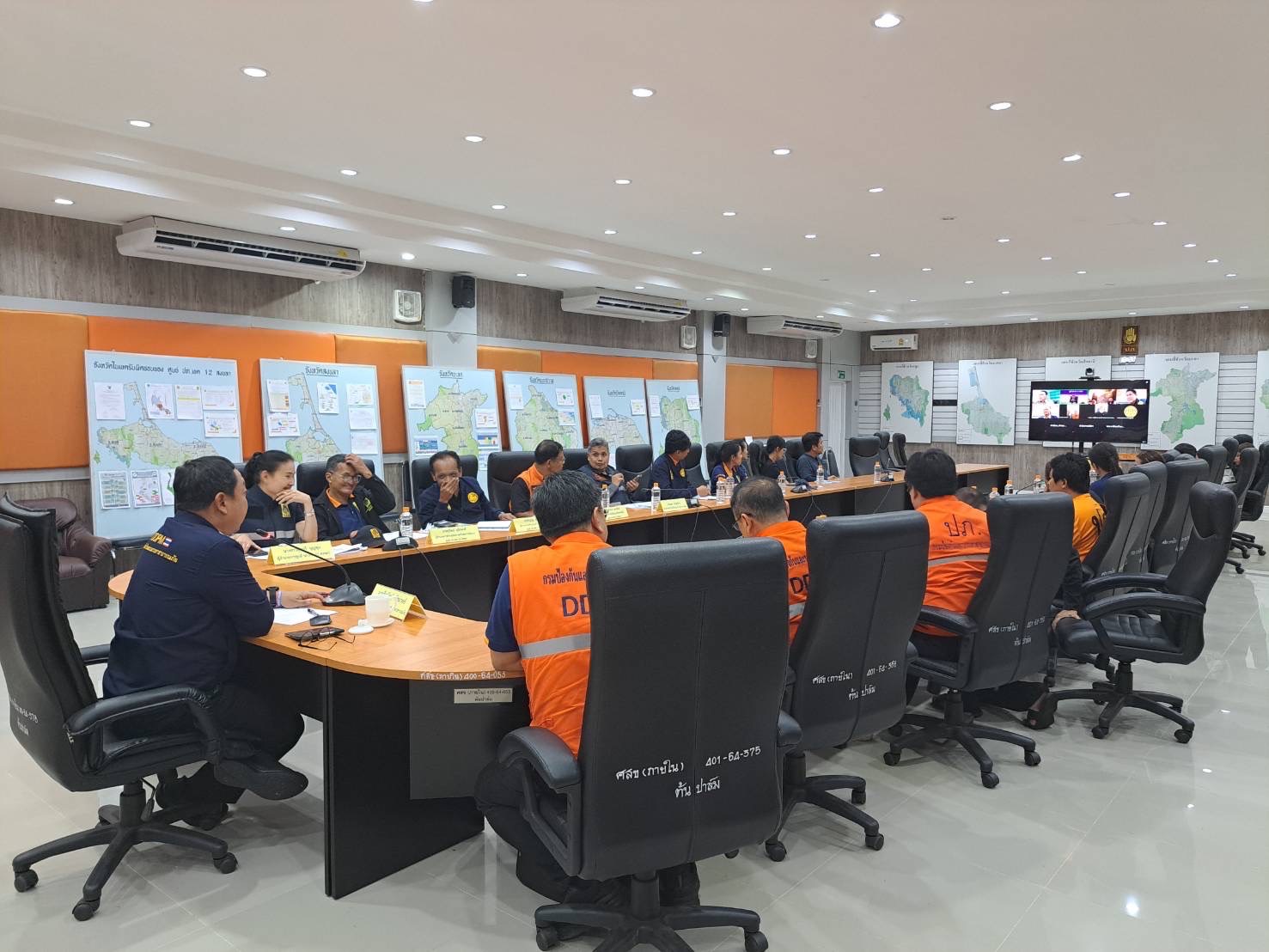 อธิบดี ปภ. นำทีมลงใต้ ตั้งกองอำนวยการฯ ส่วนหน้า สั่งระดมรถ เรือ กว่า 500 รายการ พร้อมเฮลิคอปเตอร์ KA-32 ผนึกกำลังช่วยน้ำท่วมใต้ 