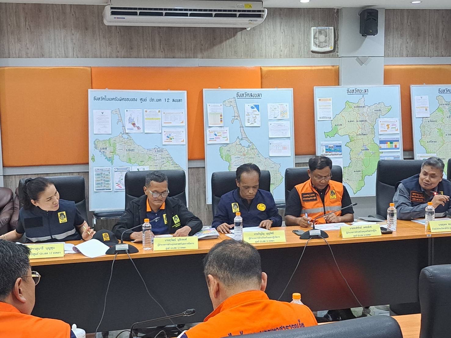 อธิบดี ปภ. นำทีมลงใต้ ตั้งกองอำนวยการฯ ส่วนหน้า สั่งระดมรถ เรือ กว่า 500 รายการ พร้อมเฮลิคอปเตอร์ KA-32 ผนึกกำลังช่วยน้ำท่วมใต้ 