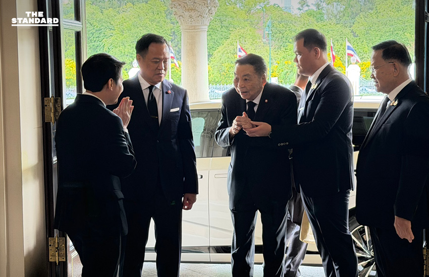 อนุทินพาพ่อชวรัตน์ ชมตึกไทยคู่ฟ้า พร้อมนั่งเก้าอี้นายกฯ ถ่ายรูปเป็นที่ระลึก ก่อนกินอาหารกลางวันร่วมกัน 1