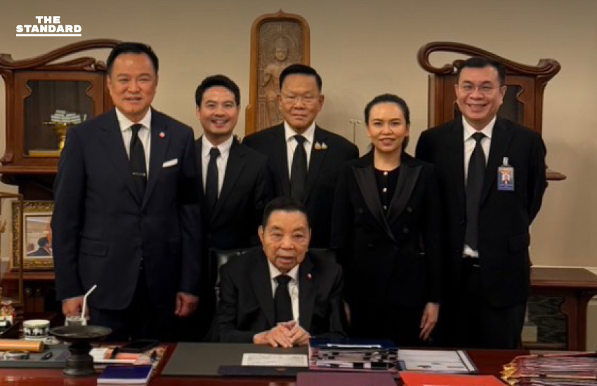 อนุทินพาพ่อชวรัตน์ ชมตึกไทยคู่ฟ้า พร้อมนั่งเก้าอี้นายกฯ ถ่ายรูปเป็นที่ระลึก ก่อนกินอาหารกลางวันร่วมกัน 2