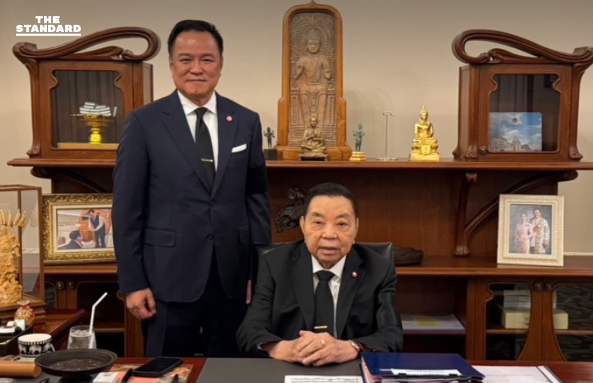 อนุทินพาพ่อชวรัตน์ ชมตึกไทยคู่ฟ้า พร้อมนั่งเก้าอี้นายกฯ ถ่ายรูปเป็นที่ระลึก ก่อนกินอาหารกลางวันร่วมกัน 3