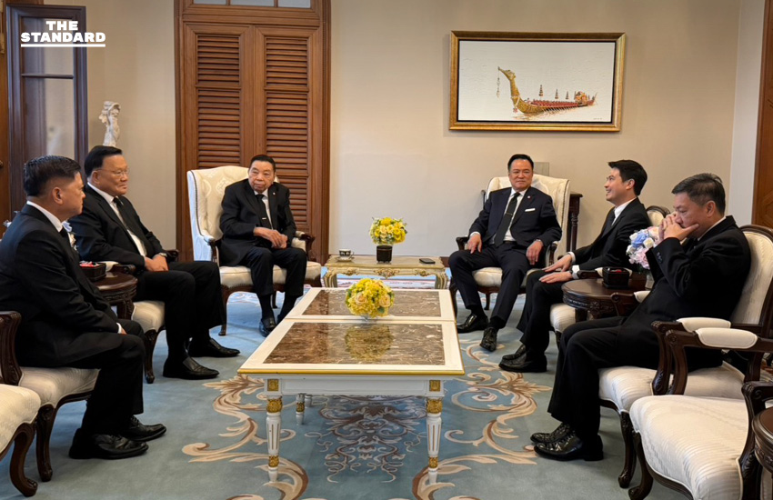 อนุทินพาพ่อชวรัตน์ ชมตึกไทยคู่ฟ้า พร้อมนั่งเก้าอี้นายกฯ ถ่ายรูปเป็นที่ระลึก ก่อนกินอาหารกลางวันร่วมกัน 4