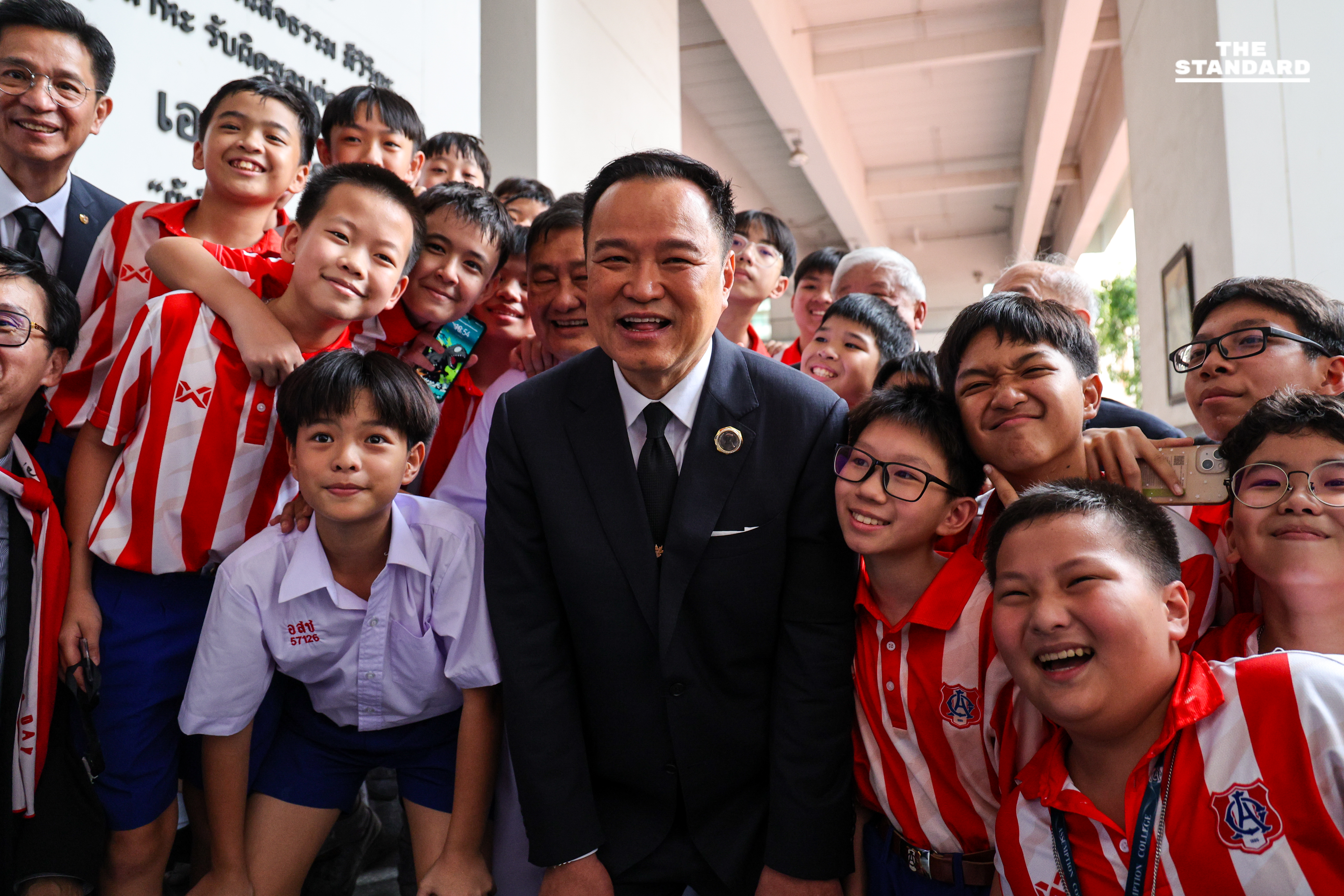 อนุทิน กลับบ้านเก่า ‘ถิ่นแดงขาว’ กราบครู-รำลึกวัยเรียน ขับเครื่องบินจำลอง-เป่าแซกโซโฟนเพลงมาร์ชโรงเรียน ย้ำ อัสสัมชัญคอนเน็กชัน 1