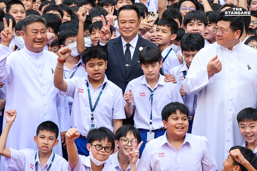 อนุทิน กลับบ้านเก่า ‘ถิ่นแดงขาว’ กราบครู-รำลึกวัยเรียน ขับเครื่องบินจำลอง-เป่าแซกโซโฟนเพลงมาร์ชโรงเรียน ย้ำ อัสสัมชัญคอนเน็กชัน 10