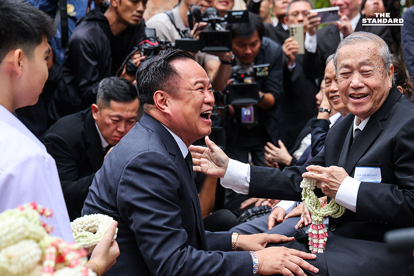 อนุทิน กลับบ้านเก่า ‘ถิ่นแดงขาว’ กราบครู-รำลึกวัยเรียน ขับเครื่องบินจำลอง-เป่าแซกโซโฟนเพลงมาร์ชโรงเรียน ย้ำ อัสสัมชัญคอนเน็กชัน 11