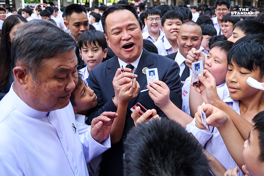 อนุทิน กลับบ้านเก่า ‘ถิ่นแดงขาว’ กราบครู-รำลึกวัยเรียน ขับเครื่องบินจำลอง-เป่าแซกโซโฟนเพลงมาร์ชโรงเรียน ย้ำ อัสสัมชัญคอนเน็กชัน 12