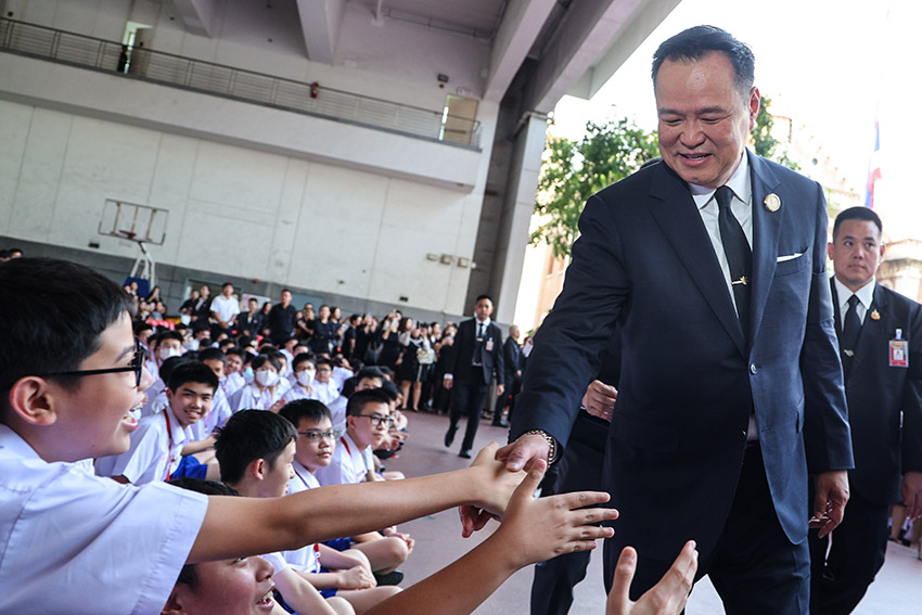 อนุทิน กลับบ้านเก่า ‘ถิ่นแดงขาว’ กราบครู-รำลึกวัยเรียน ขับเครื่องบินจำลอง-เป่าแซกโซโฟนเพลงมาร์ชโรงเรียน ย้ำ อัสสัมชัญคอนเน็กชัน 13